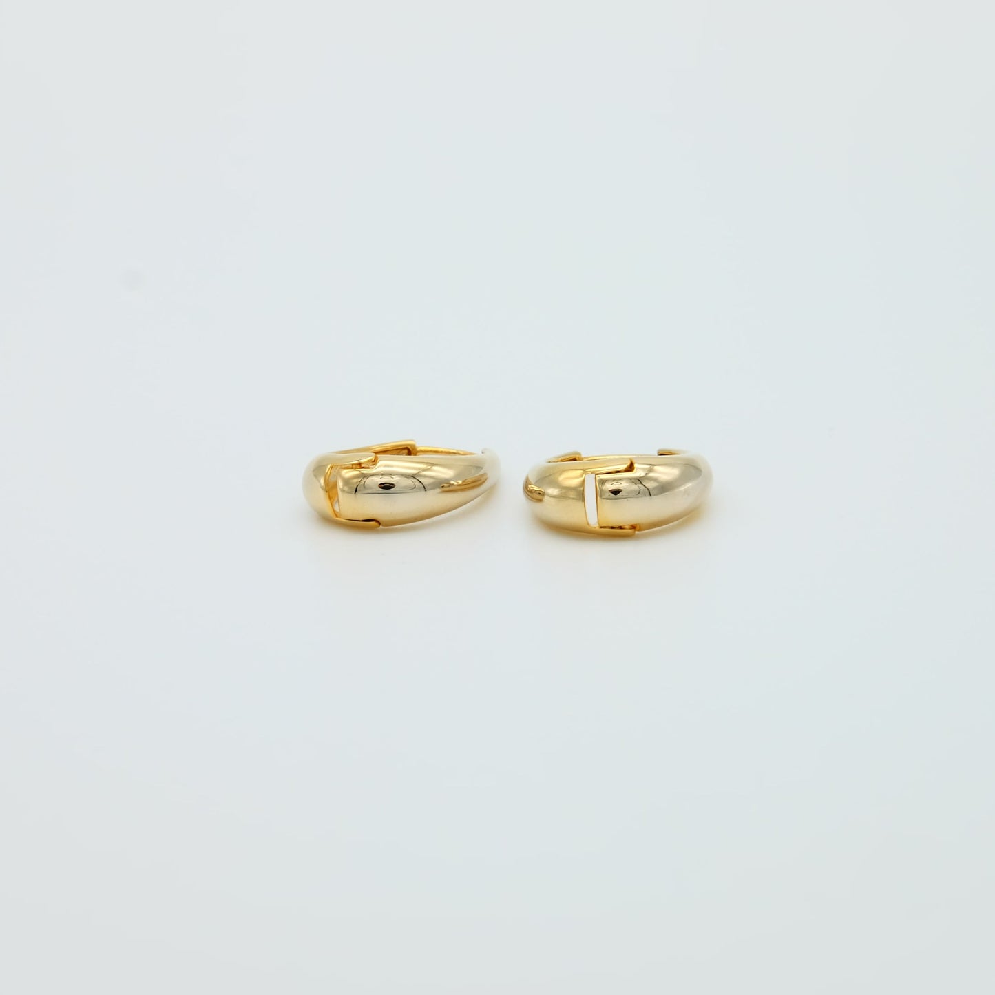 everyday minimal dainty jewelry dalhaejewelry timeless style capsule wardrobe staple minimalist fashion staple fine sterling silver gold vermeil teardrop earrings huggie hoop