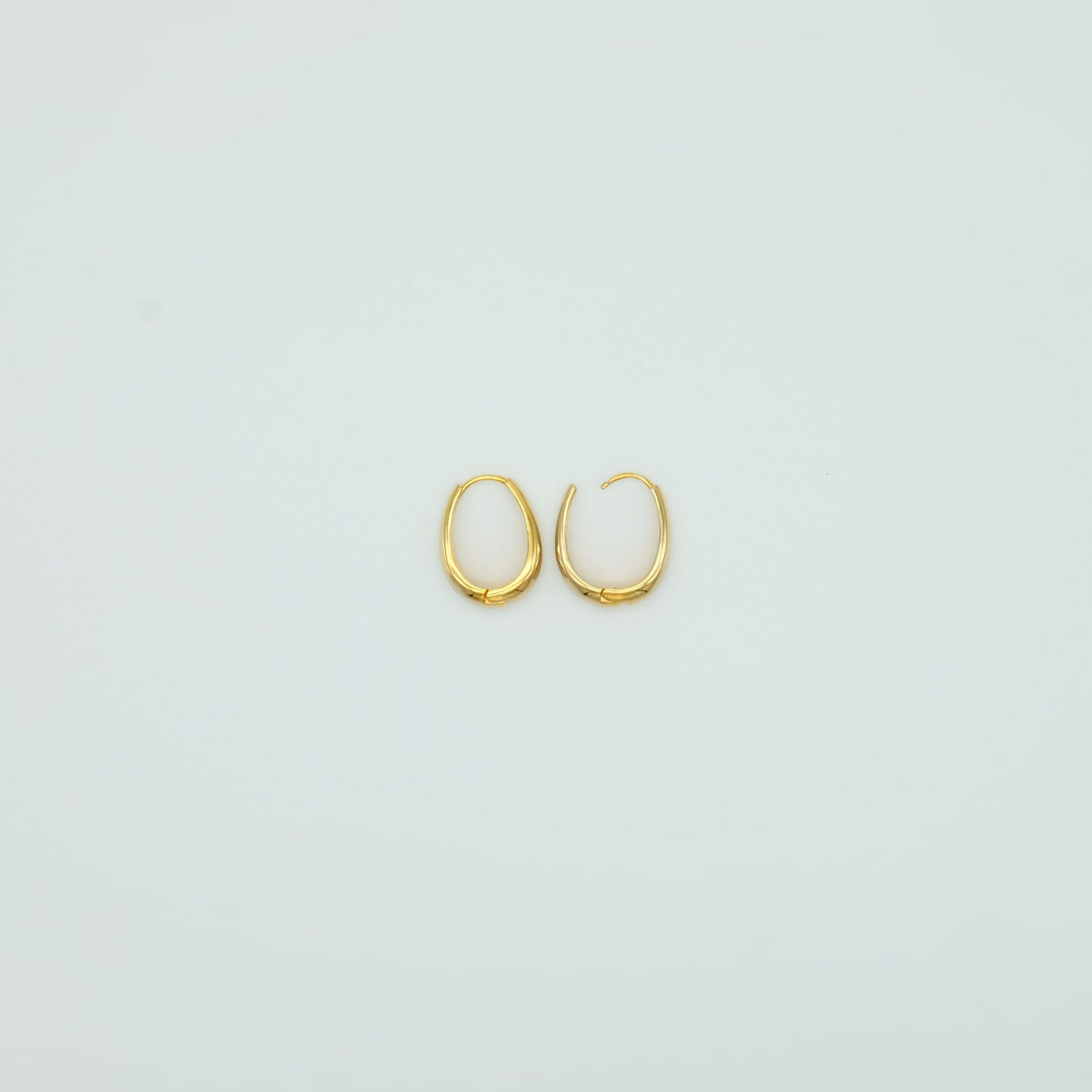 everyday minimal dainty jewelry dalhaejewelry timeless style capsule wardrobe staple minimalist fashion staple fine sterling silver gold vermeil teardrop earrings huggie hoop