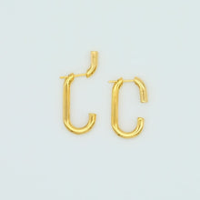 Load image into Gallery viewer, everyday minimal dainty jewelry dalhaejewelry timeless style capsule wardrobe staple minimalist fashion staple link oval hoop earring sterling silver gold vermeil