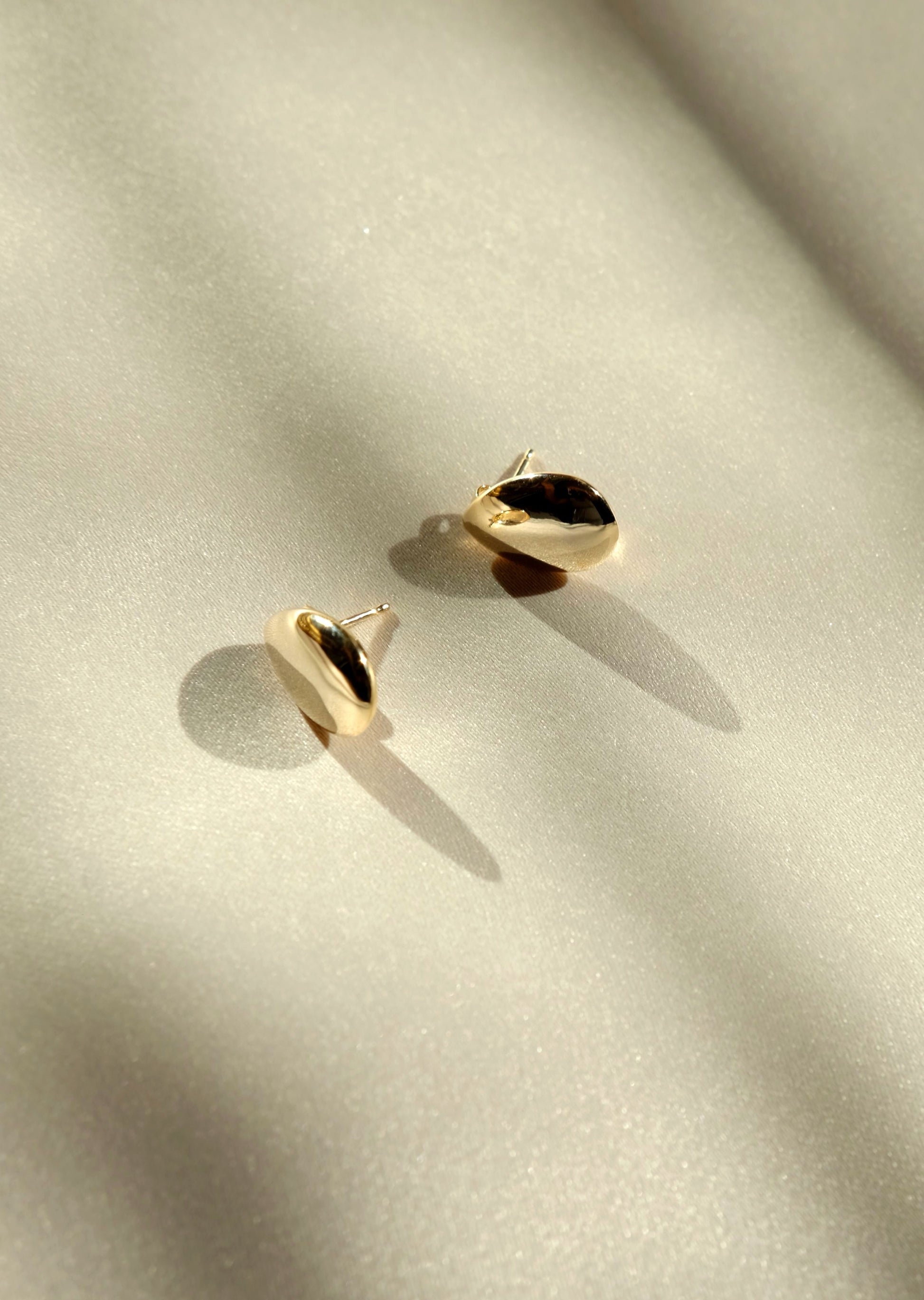 everyday minimal dainty jewelry dalhaejewelry timeless style capsule wardrobe staple minimalist fashion staple fine sterling silver gold vermeil teardrop stud earring