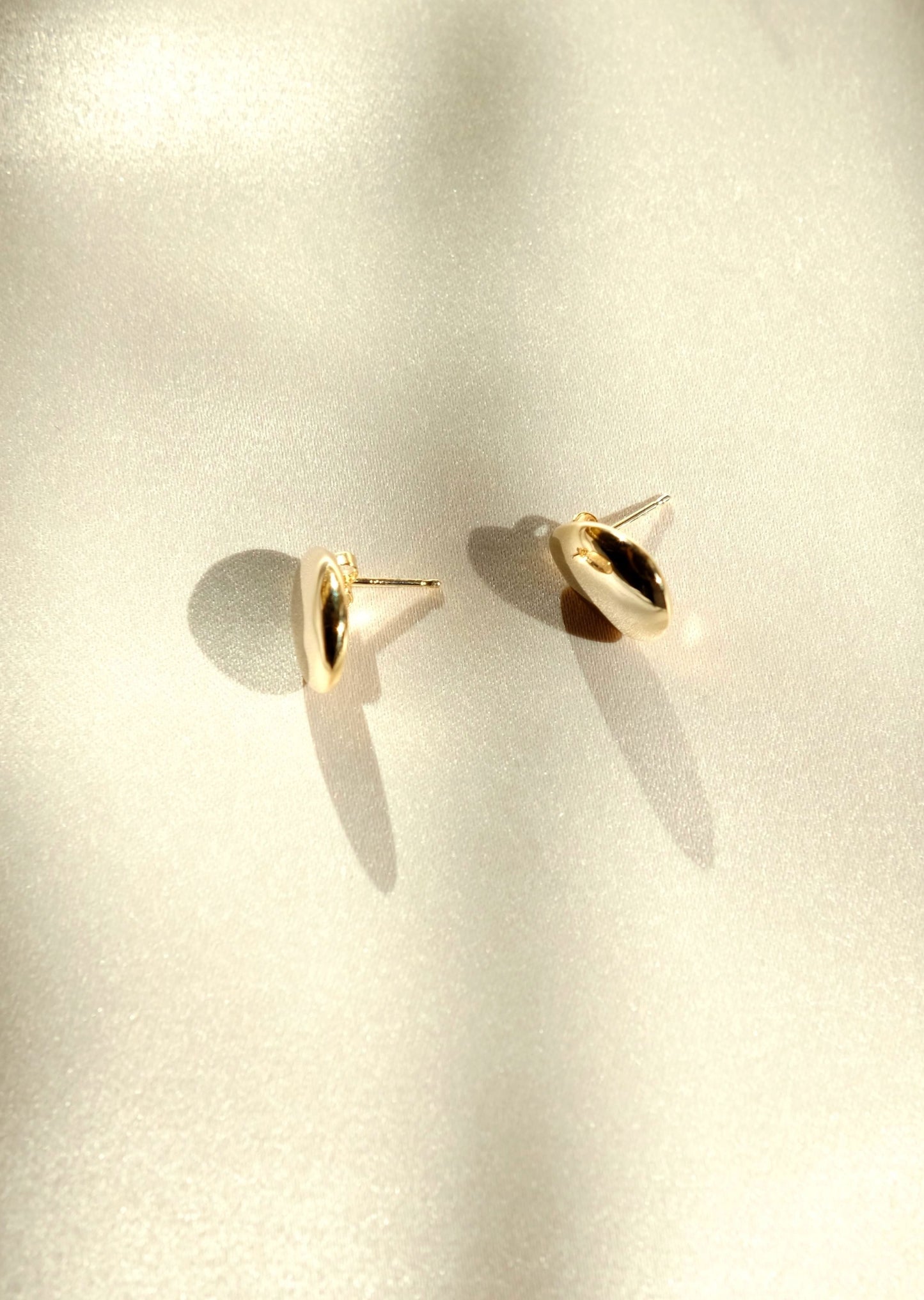 everyday minimal dainty jewelry dalhaejewelry timeless style capsule wardrobe staple minimalist fashion staple fine sterling silver gold vermeil teardrop stud earring