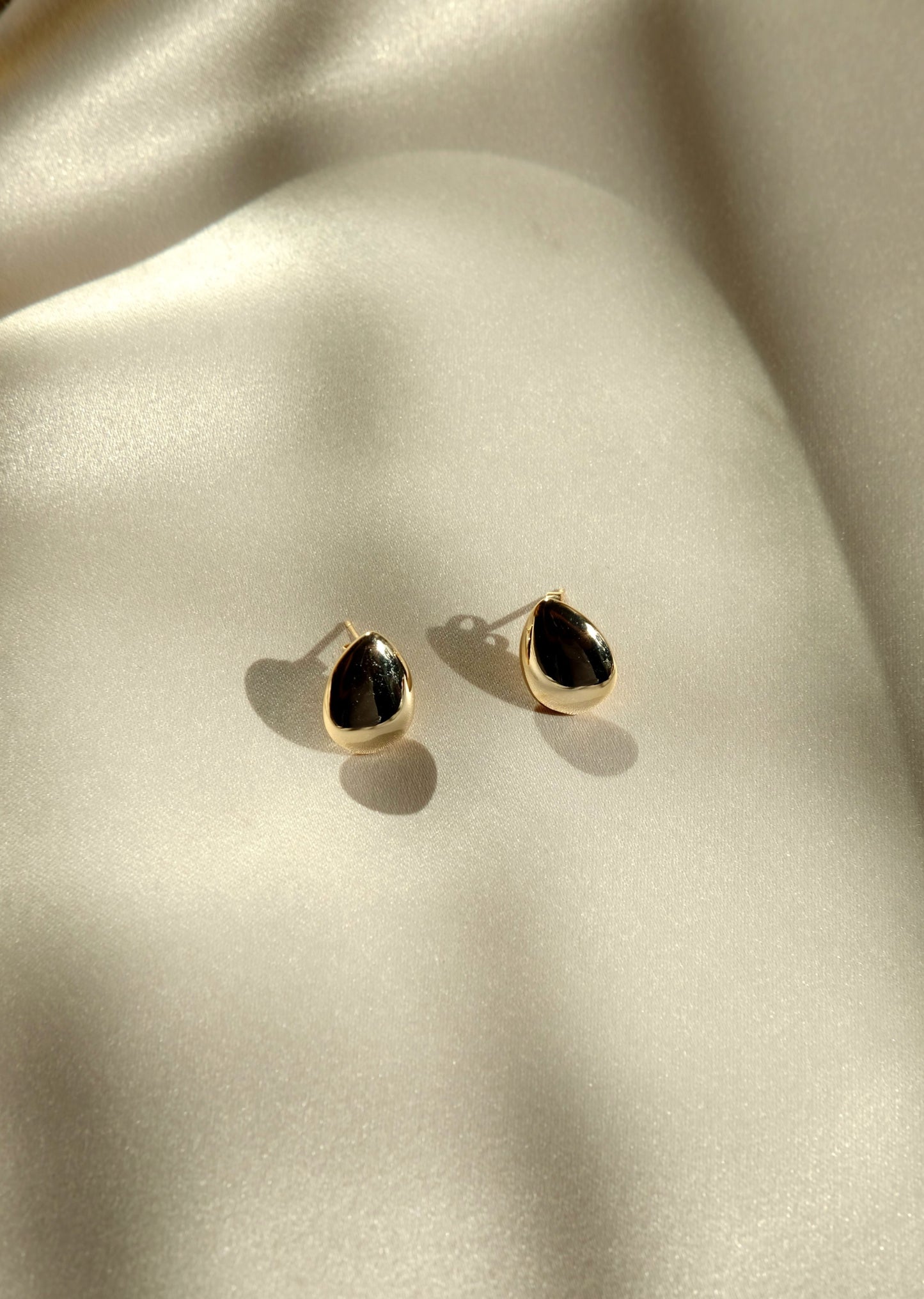 everyday minimal dainty jewelry dalhaejewelry timeless style capsule wardrobe staple minimalist fashion staple fine sterling silver gold vermeil teardrop stud earring