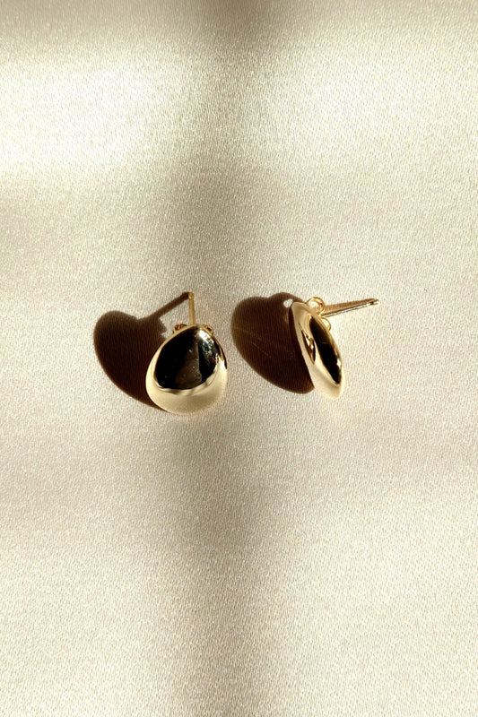 everyday minimal dainty jewelry dalhaejewelry timeless style capsule wardrobe staple minimalist fashion staple fine sterling silver gold vermeil teardrop stud earring