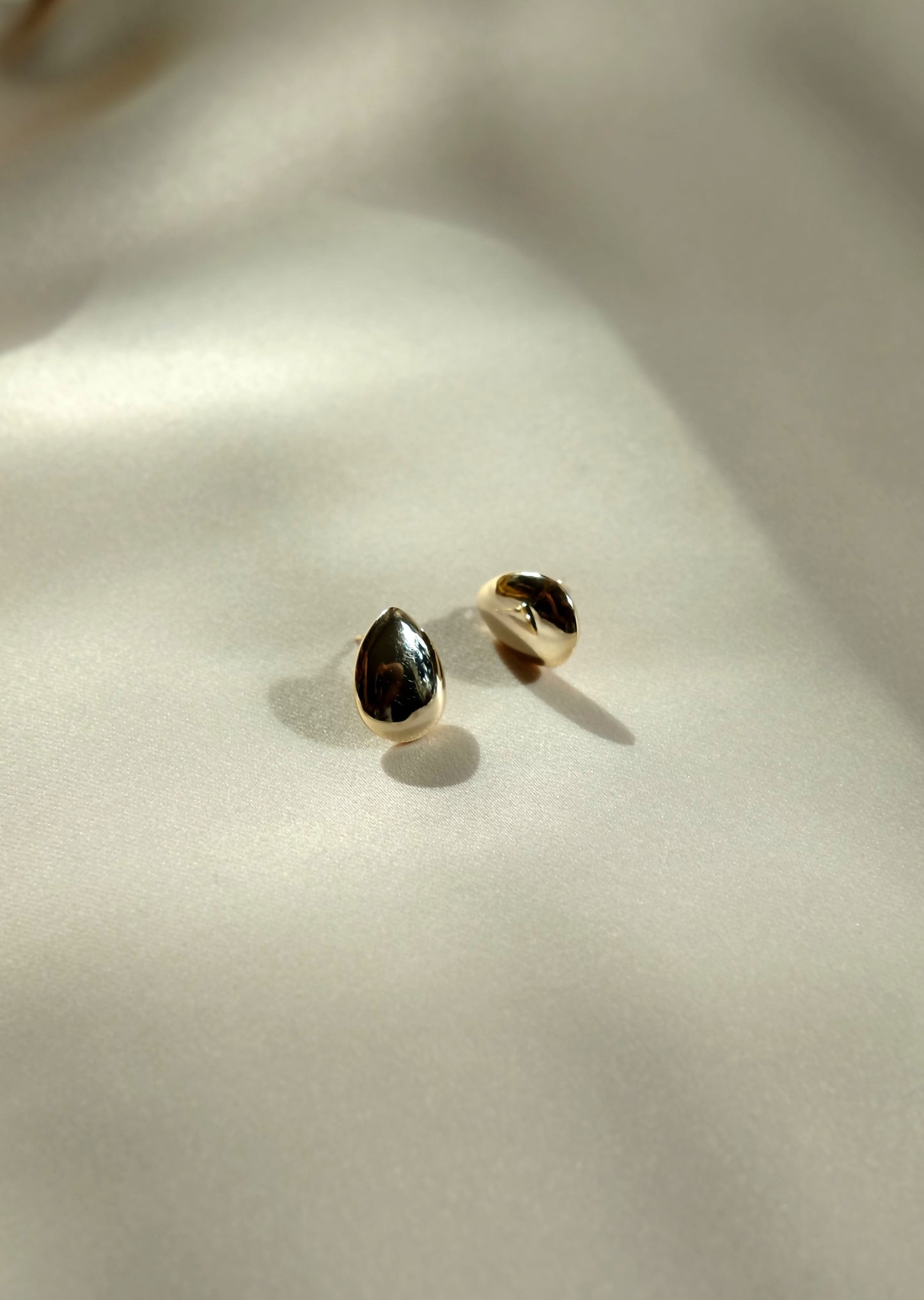 everyday minimal dainty jewelry dalhaejewelry timeless style capsule wardrobe staple minimalist fashion staple fine sterling silver gold vermeil teardrop stud earring