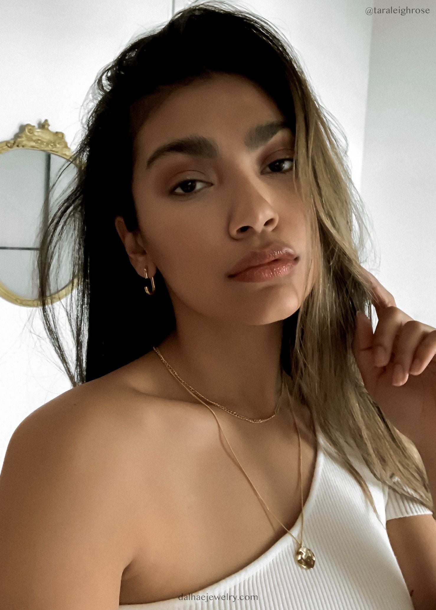 everyday minimal dainty jewelry link hoop earrings gold vermeil @taraleighrose dalhaejewelry timeless style capsule wardrobe staple minimalist fashion 