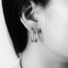 Load image into Gallery viewer, everyday minimal dainty jewelry dalhaejewelry timeless style capsule wardrobe staple minimalist fashion staple link oval hoop earring sterling silver gold vermeil